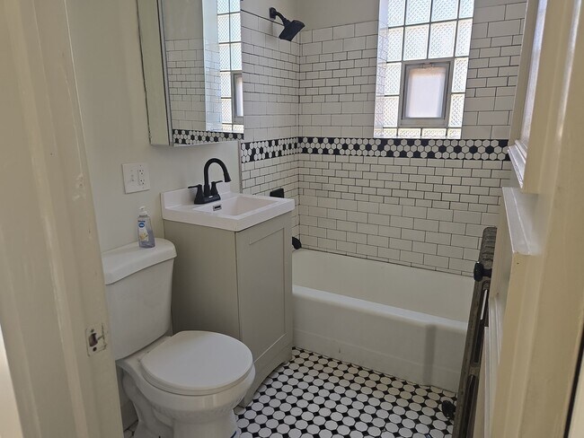 Photo - 2417 W Arthington St Unit 2