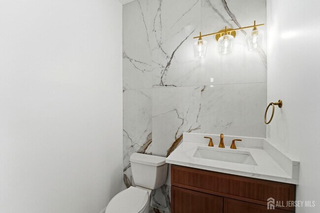 Photo - 704 Green Ln