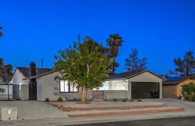 Building Photo - Welcome home to Paradise!