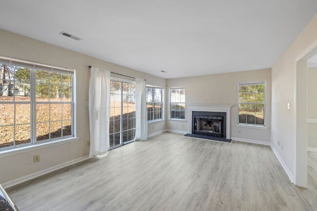 Photo - Experience a comfortable 3-bedroom, 3-bathroom single-family house.
