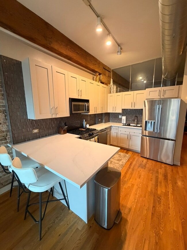 Building Photo - 1344 W Madison St Unit 302