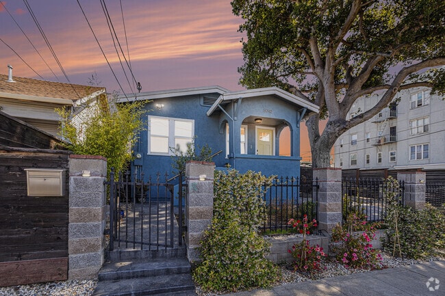 Building Photo - 5040 Melrose Ave Rental