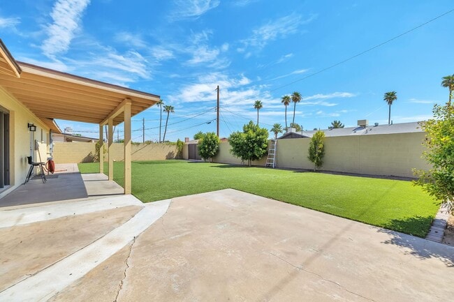 Photo - Tempe 6-Bedroom Home Featuring Large Turf Yard & Ideal Location