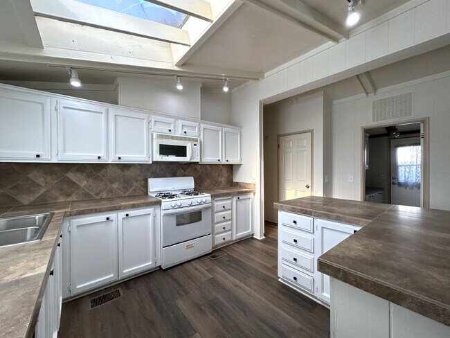 Building Photo - AVAILABLE NOW!! 2 Bed 2 Bath Home in Thousand Palms!! MOVE IN SPECIAL ONE MONTHS FREE RENT!