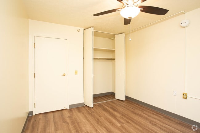1BR, 1BA - 500 SF - Bedroom