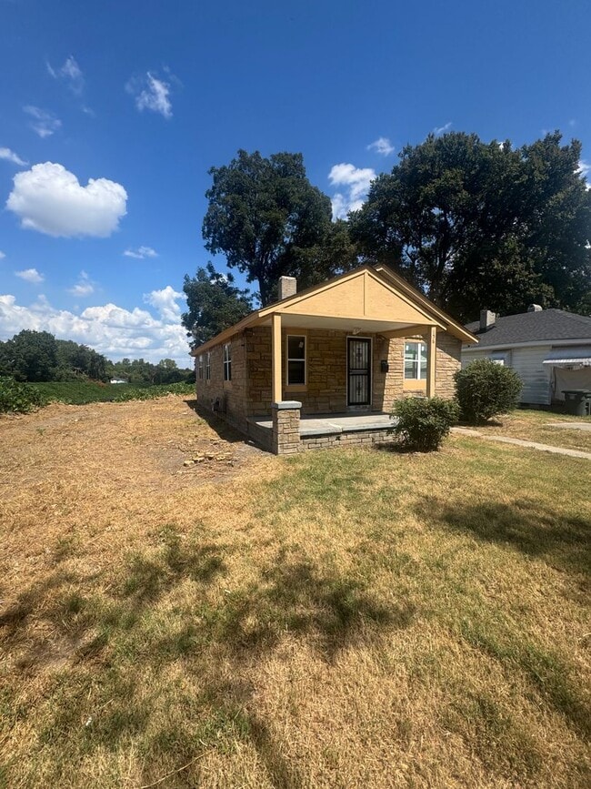 156 S Pkwy E