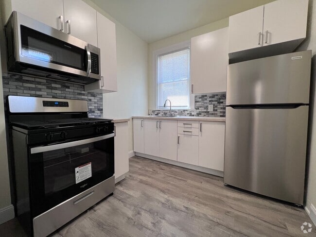 Building Photo - Updated 2BR 1 Bath townhouse with yard!
