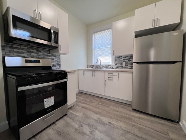 Updated 2BR 1 Bath townhouse with yard! - Updated 2BR 1 Bath townhouse with yard!