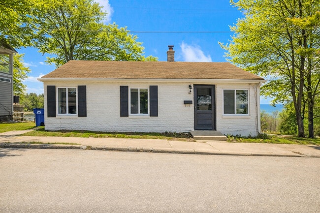 Building Photo - 446 N Powers St