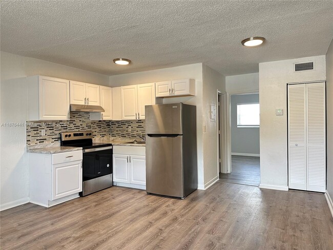 Building Photo - 3660 NE 11th Ave Unit 2 Rental