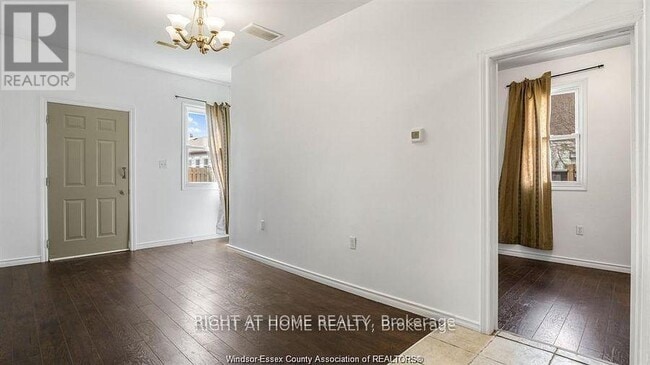 Photo - 762 Aylmer Ave
