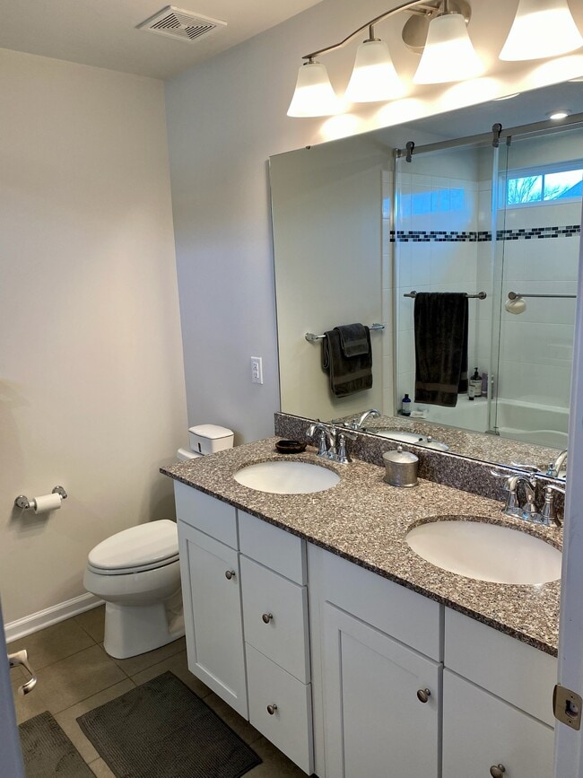 Baño principal - 247 Madison Ln