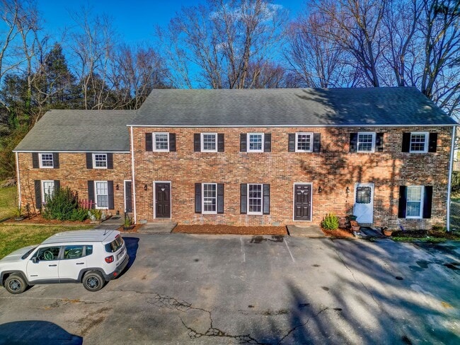 Building Photo - 5021 Emerald Dr Unit 03