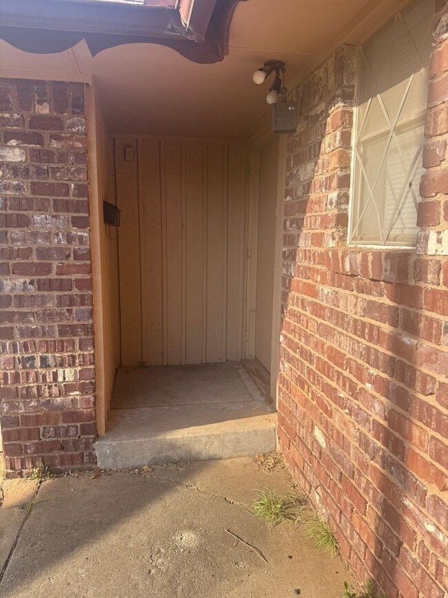 Photo - Beautifully updated home in a quiet Yukon neighborhood!