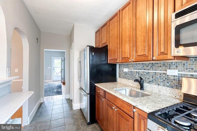 Photo - 1011 W 42nd St