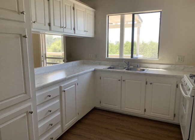 Photo - 4250 Woodview Ln