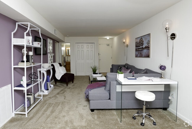 2BR, 1BA - 801 SF