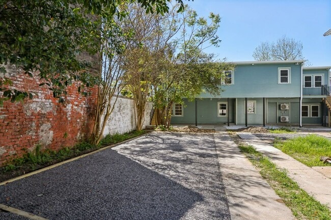 Photo - 720 Spain St