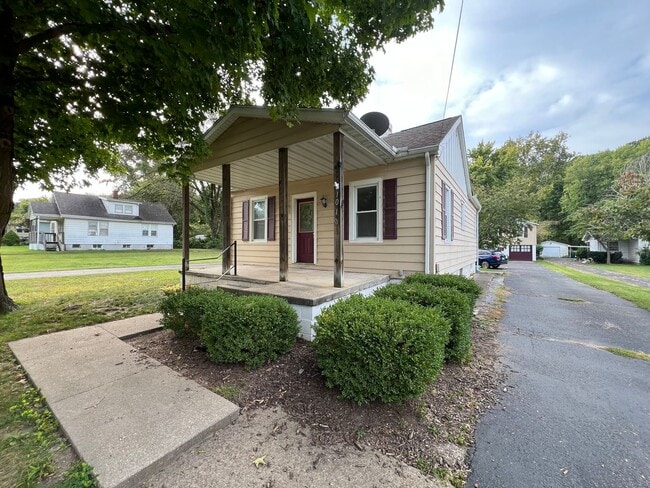 2 bedroom / 1 bathroom Home with detached ... - 2 bedroom / 1 bathroom Home with detached ...