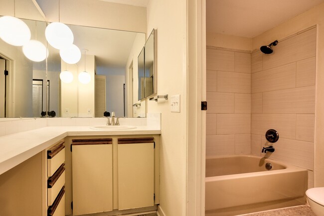 Beautiful 2BR/2BA Queen Anne Condo - Avail... - Beautiful 2BR/2BA Queen Anne Condo - Avail...