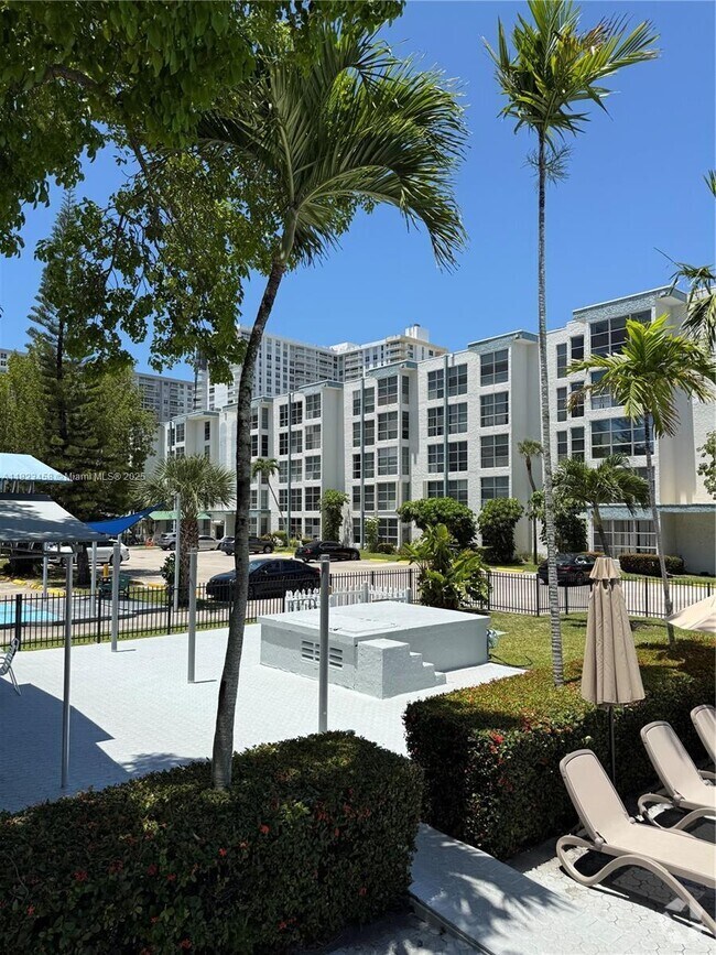 Building Photo - 17570 Atlantic Blvd Unit 405 Rental