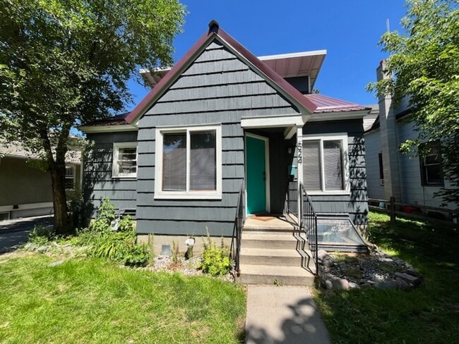 Photo - Newly Renovated Daylight Basement Duplex Apartment in Amazing Location! Unit B