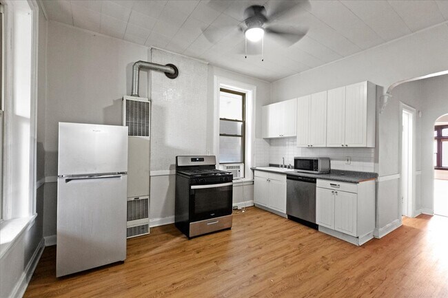 Building Photo - 1013 N Winchester Ave Unit 1 Rental