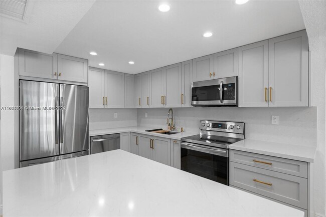 Photo - 5401 Collins Ave Condo