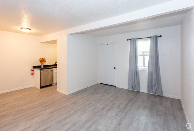 1HAB 1BA - 600 ft² - East 12th Townhomes and Apartments