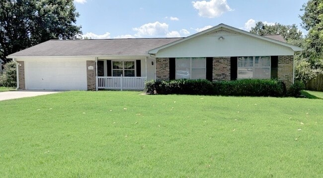 Building Photo - Desirable SE Huntsville