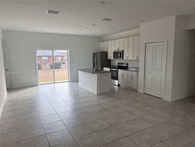 Photo - 404 Marion Oaks Trail