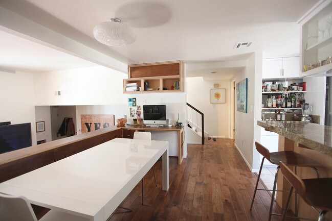 Dinning - 13232 Fiji Way