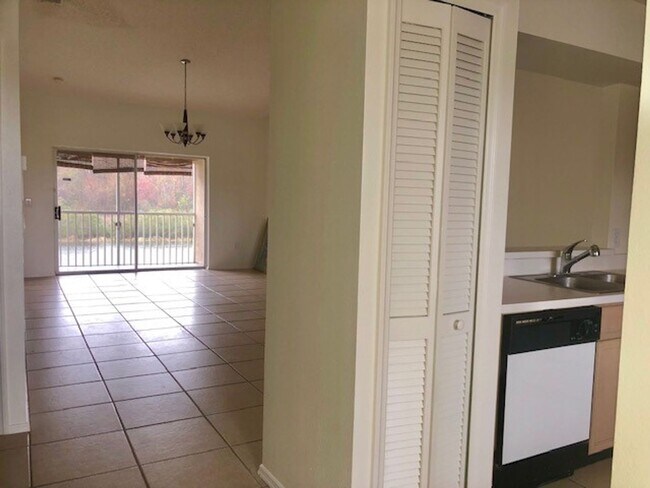 Photo - Nice 2X2 located on 2nd floor- Tile & laminate flooring! NO CARPET! Call today!! Tranquil water v... Unidad 203