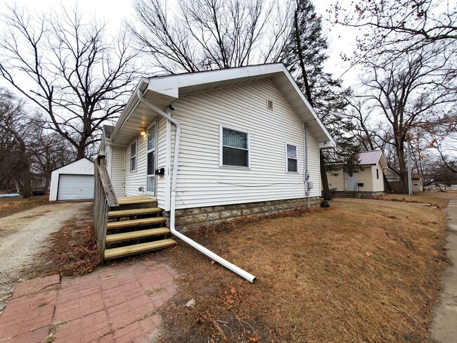 FOR RENT- Cute House on Mosley St! - FOR RENT- Cute House on Mosley St!