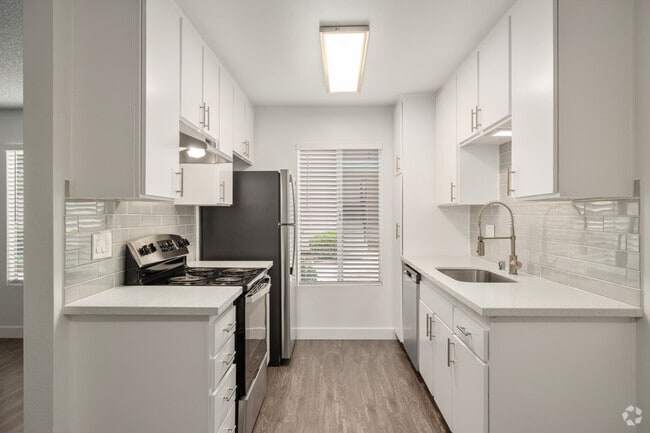 1BR, 1BA - 700SF - Palms