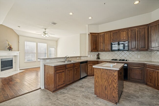 Photo - 1000 Leoti Ln