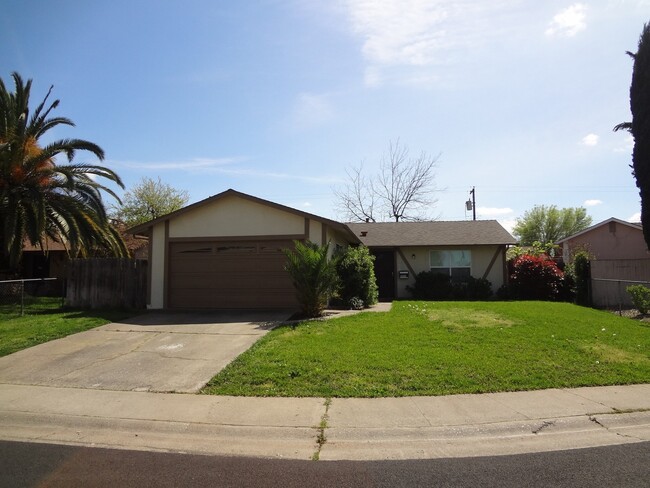 Roomy yard in Rancho Cordova! Coming Soon! - Roomy yard in Rancho Cordova!  Coming Soon! House