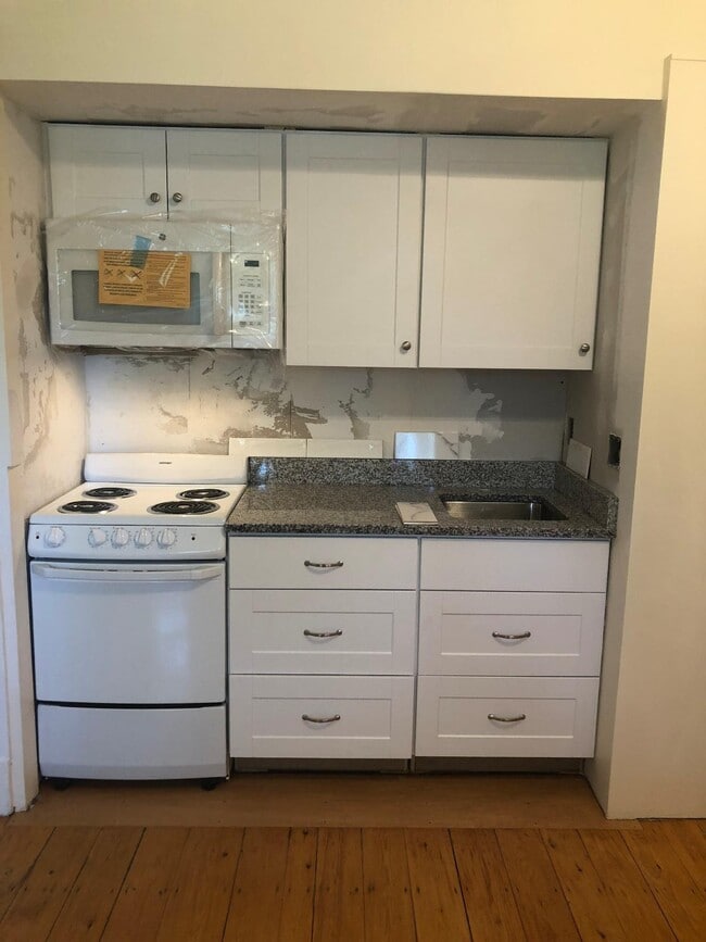 Building Photo - 143 Pleasant St Unit 1-J
