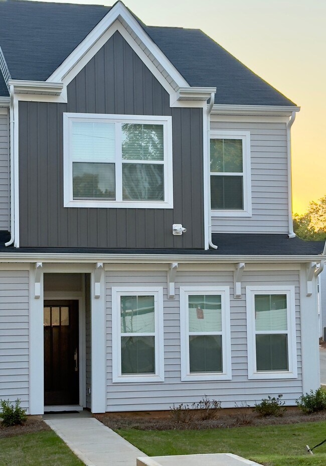 Building Photo - 2906 Sloan Dr