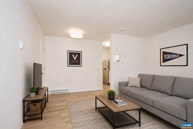 Building Photo - 2114 Ivy Rd Unit 10