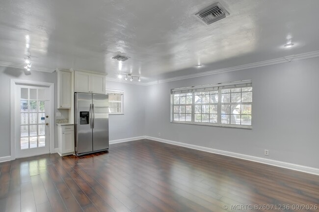 Building Photo - 600 SW 15th St