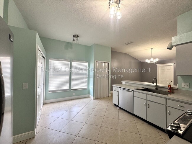8120 Lesia Cir