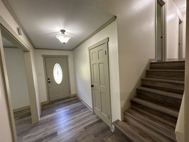 Photo - Exquisite 3-Bedroom Tri-Level Home for Ren...