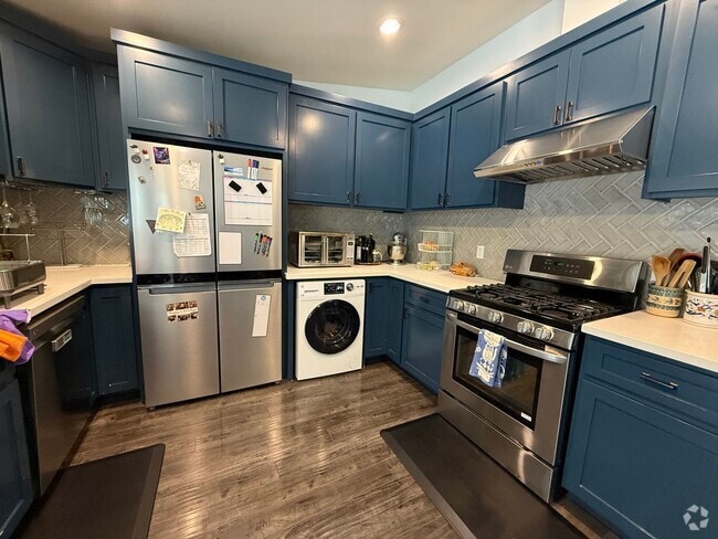 Building Photo - Now Leasing – 812 Merlin | $6,200/Month | ... Rental