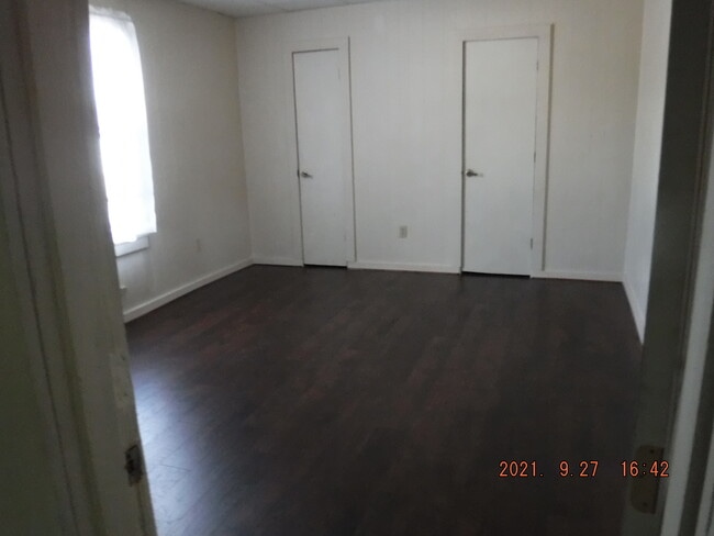 large bedroom - 906 W 3rd St Unit C
