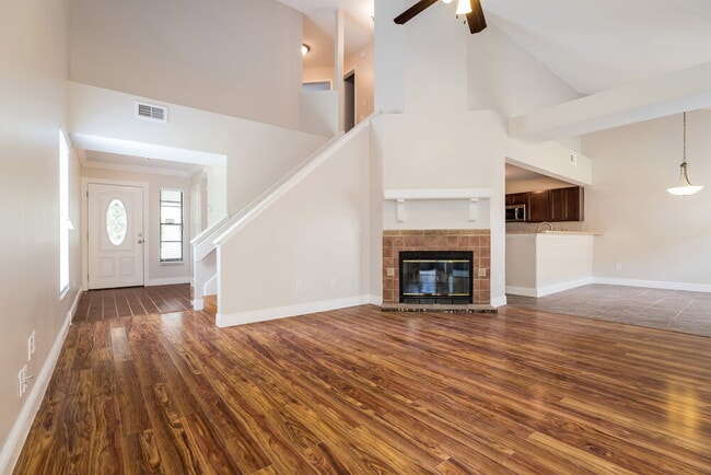 Photo - 402 E Springtree Way