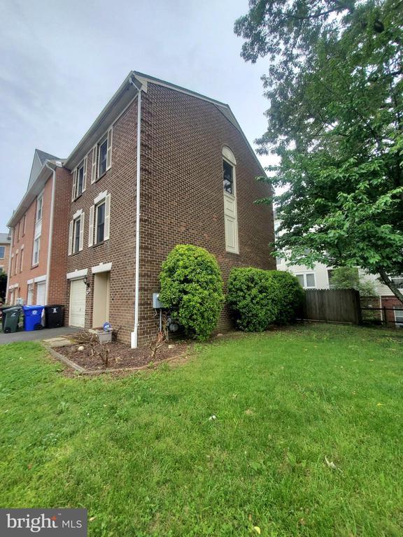 Building Photo - 742 S Granada St