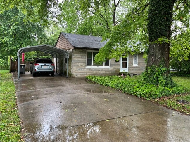 Building Photo - 3 Bedroom, 1 Bath Ranch- Available August 2026!