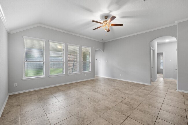 Photo - 636 Maple Point Dr E