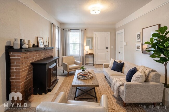 Photo - 2963 Spencer St